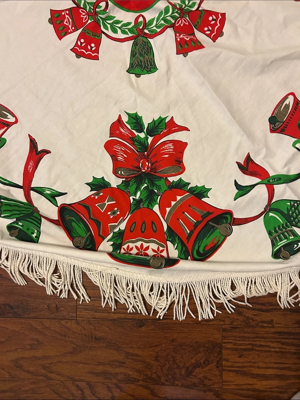 Vgt Holiday Bell Round Table cloth 56 inches w/o fringe